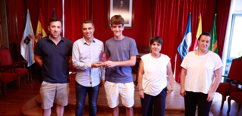 Vilagarcía homenajea a Bruno Gómez, joven promesa del balomano gallego