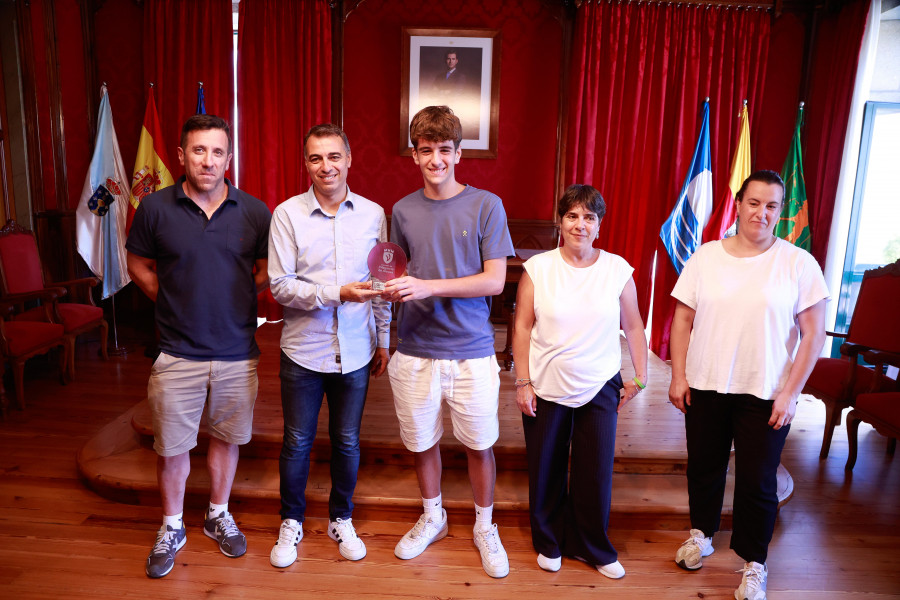 Vilagarcía homenajea a Bruno Gómez, joven promesa del balomano gallego
