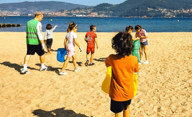 Amicos clausura su quinto campo de voluntariado recogiendo residuos marinos