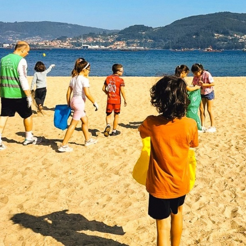 Amicos clausura su quinto campo de voluntariado recogiendo residuos marinos