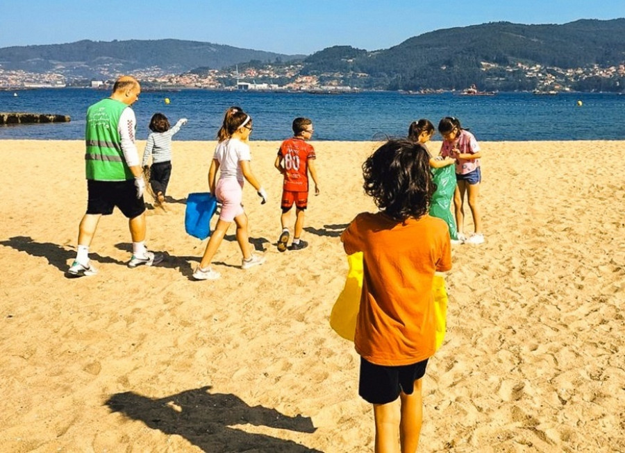 Amicos clausura su quinto campo de voluntariado recogiendo residuos marinos