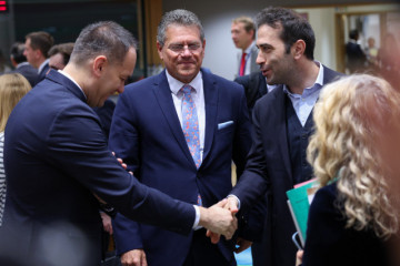 Maros Sefcovic y Carlos Cuerpo llegan a la reunión de ministros de Comercio de la UE