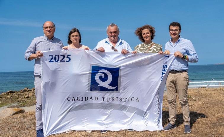 Sanxenxo remarca su compromiso con el cuidado de las playas con la bandera Q de Calidad en 16 arenales