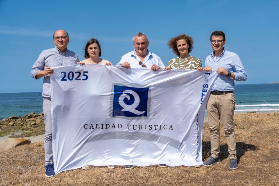 Sanxenxo remarca su compromiso con el cuidado de las playas con la bandera Q de Calidad en 16 arenales