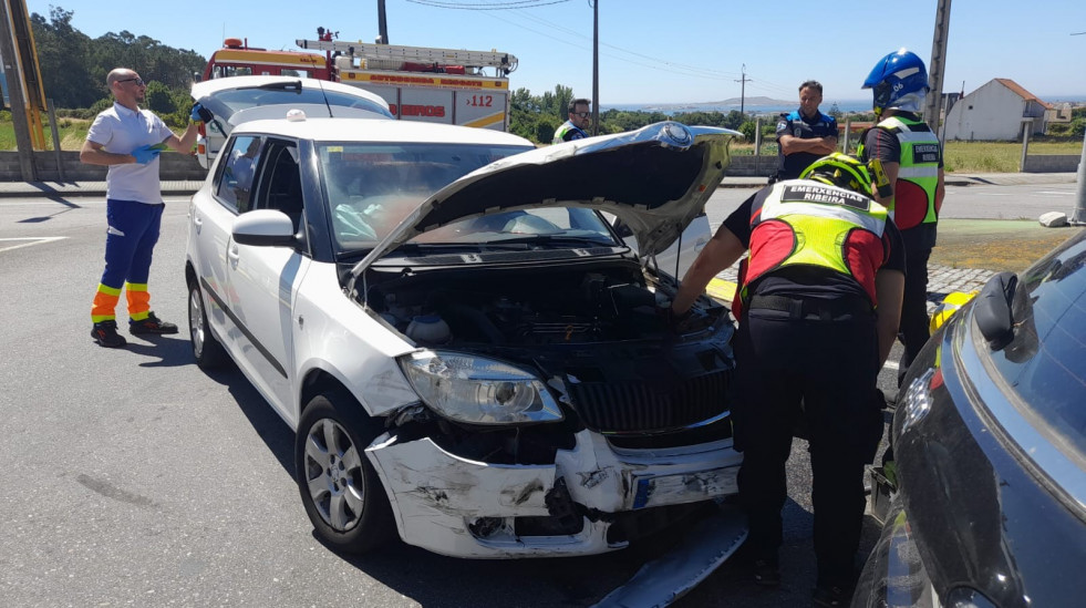 Una colisión en una rotonda de Carreira obliga a evacuar a un hombre herido al hospital de O Barbanza