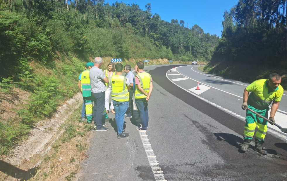 La Diputación supervisa los trabajos de conservación integral en la carretera de Catoira-Carracedo