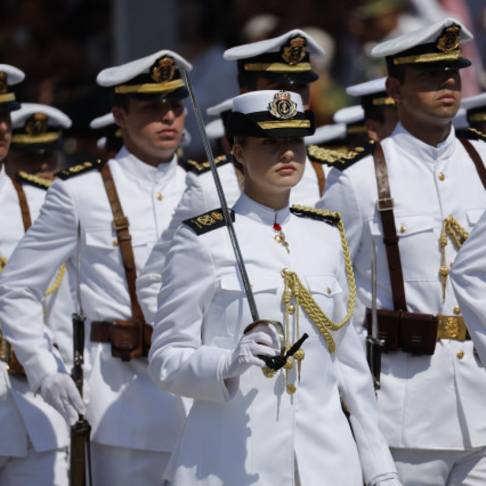 La princesa Leonor recibe de manos de su padre en Marín la Gran Cruz del Mérito Naval