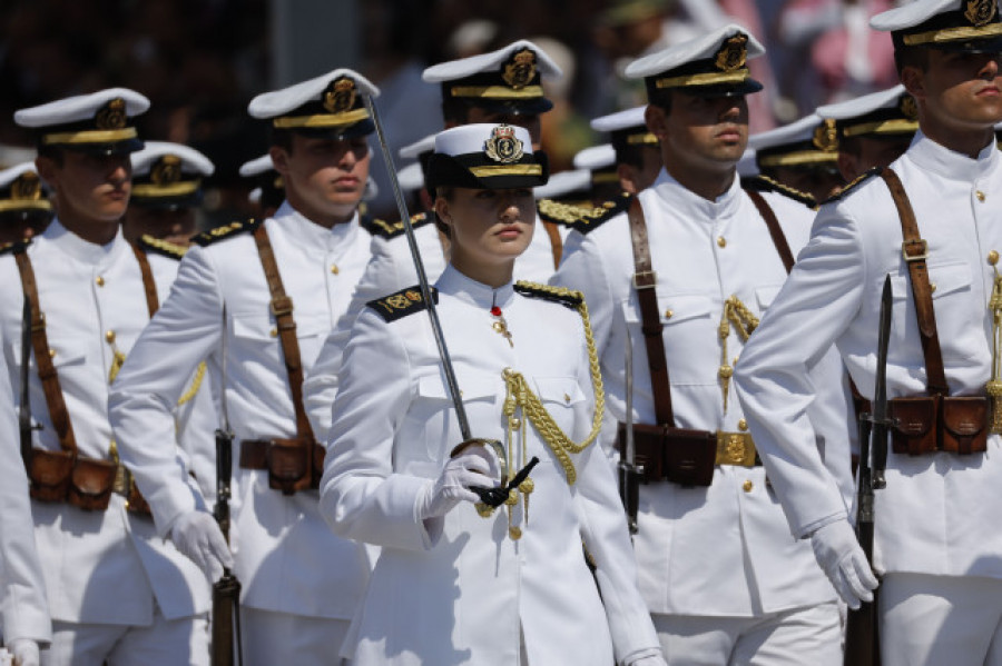La princesa Leonor recibe de manos de su padre en Marín la Gran Cruz del Mérito Naval