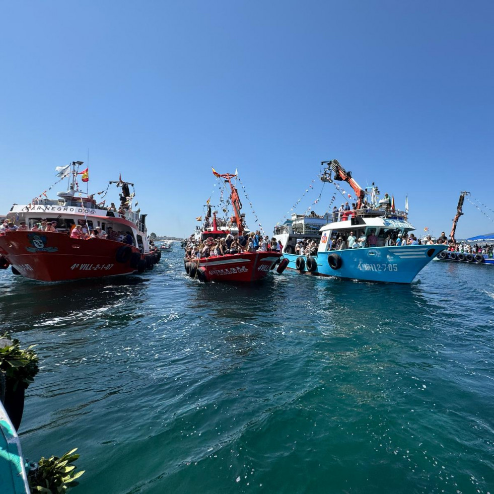Una embarcación se va a pique en la procesión marítima de Boiro y empaña la ofrenda en el Carmen