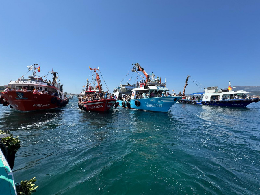 Una embarcación se va a pique en la procesión marítima de Boiro y empaña la ofrenda en el Carmen