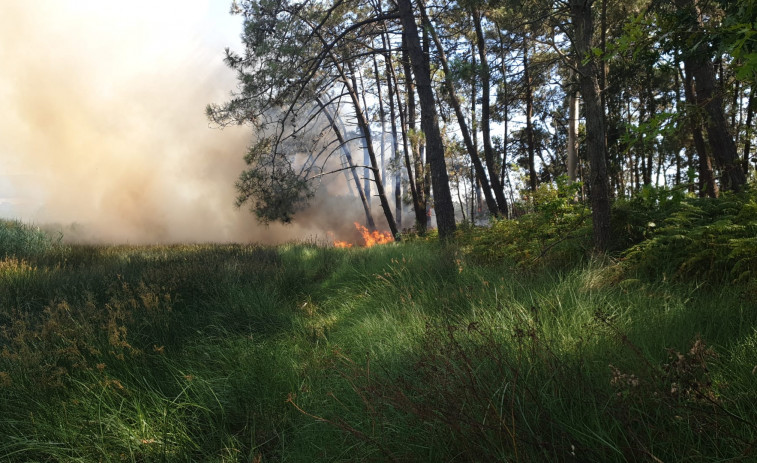 Sofocan dos incendios forestales en Tragove y Vilariño
