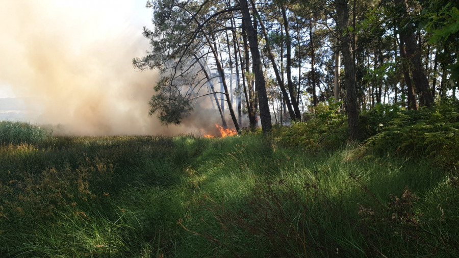 Sofocan dos incendios forestales en Tragove y Vilariño