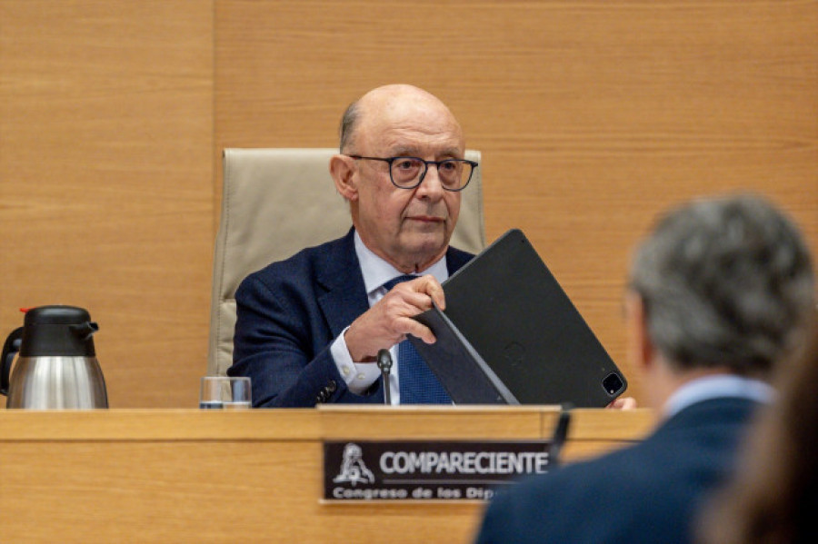 El juez indaga si el bufete de Montoro creó un "entramado societario" para desviar fondos