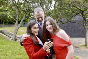 LainfantaSofiamirafotosconlosreyestrassugraduacion