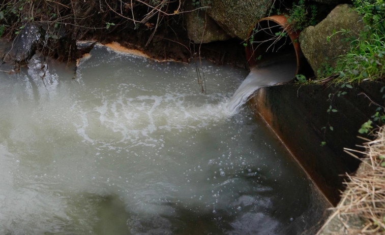 Eliminan un vertido de aguas residuales hacia el regato de Santo Tomé en Meis