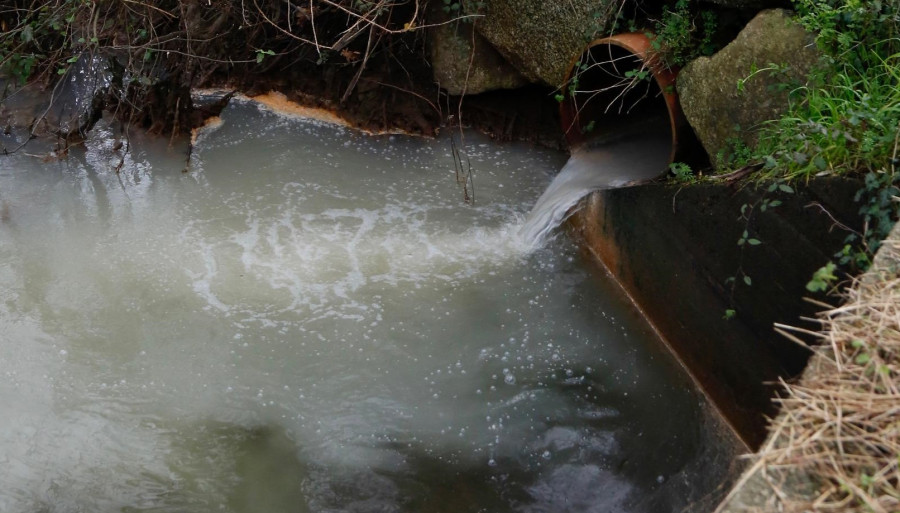 Eliminan un vertido de aguas residuales hacia el regato de Santo Tomé en Meis