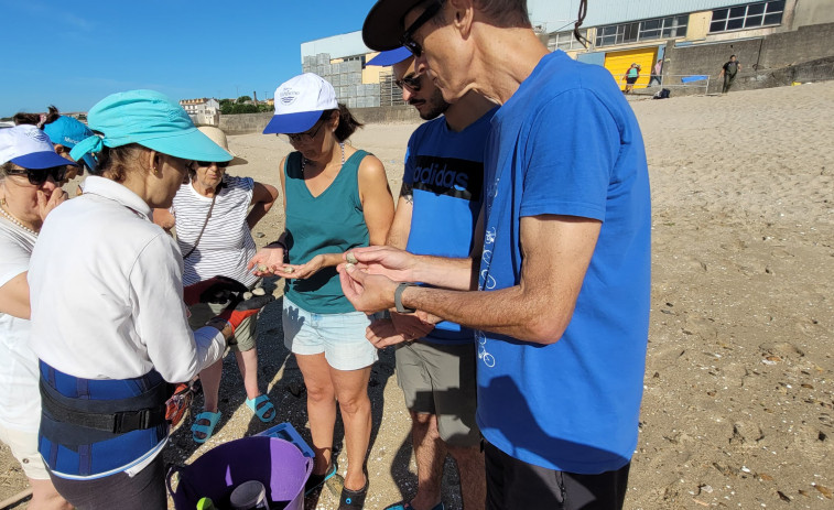 La Asociación Mar da Pobra lleva al turista el marisqueo tradicional