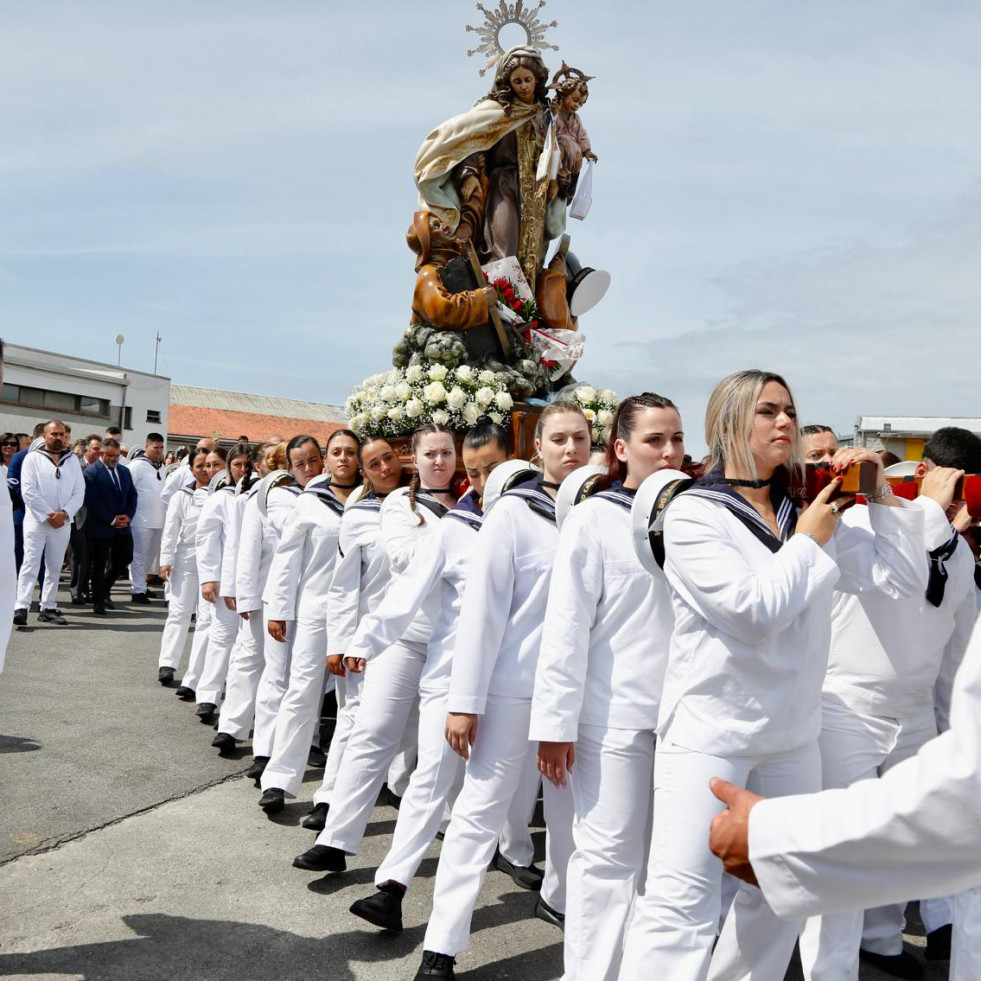 A Illa celebra otro Carmen multitudinario pero aplaza los fuegos