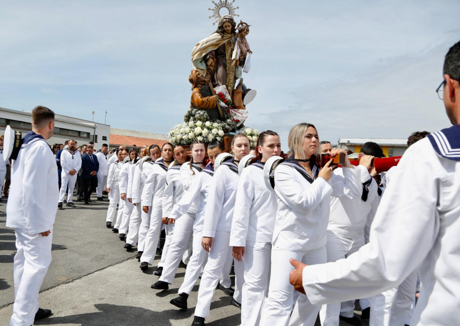 A Illa celebra otro Carmen multitudinario pero aplaza los fuegos