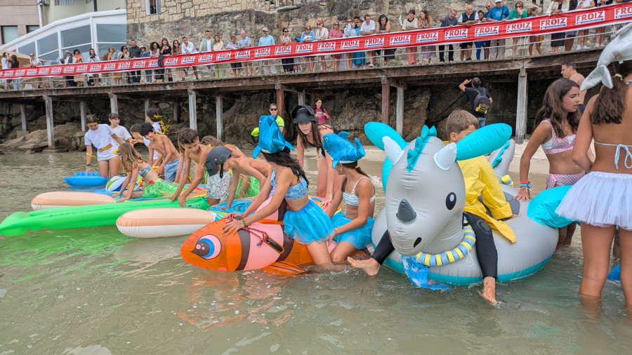 Un total de 291 participantes surcaron el mar de la playa Panadeira con sus colchonetas y disfraces