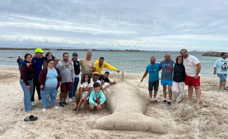 La playa de O Rebalo de Ribeira acogió la segunda edición de la Xuntanza de Esculturas de Area