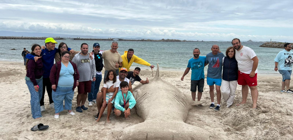 La playa de O Rebalo de Ribeira acogió la segunda edición de la Xuntanza de Esculturas de Area