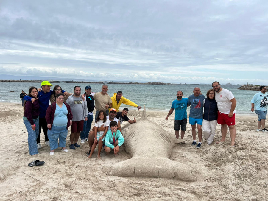La playa de O Rebalo de Ribeira acogió la segunda edición de la Xuntanza de Esculturas de Area