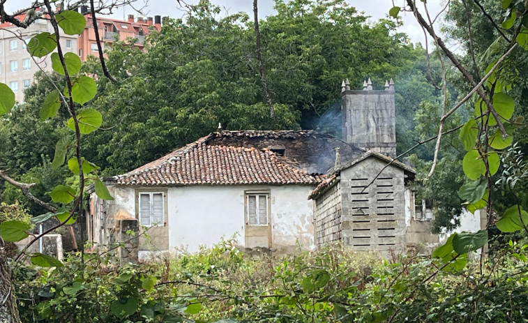 Un incendio en una casa abandonada en Boiro provoca la caída de gran parte del techo