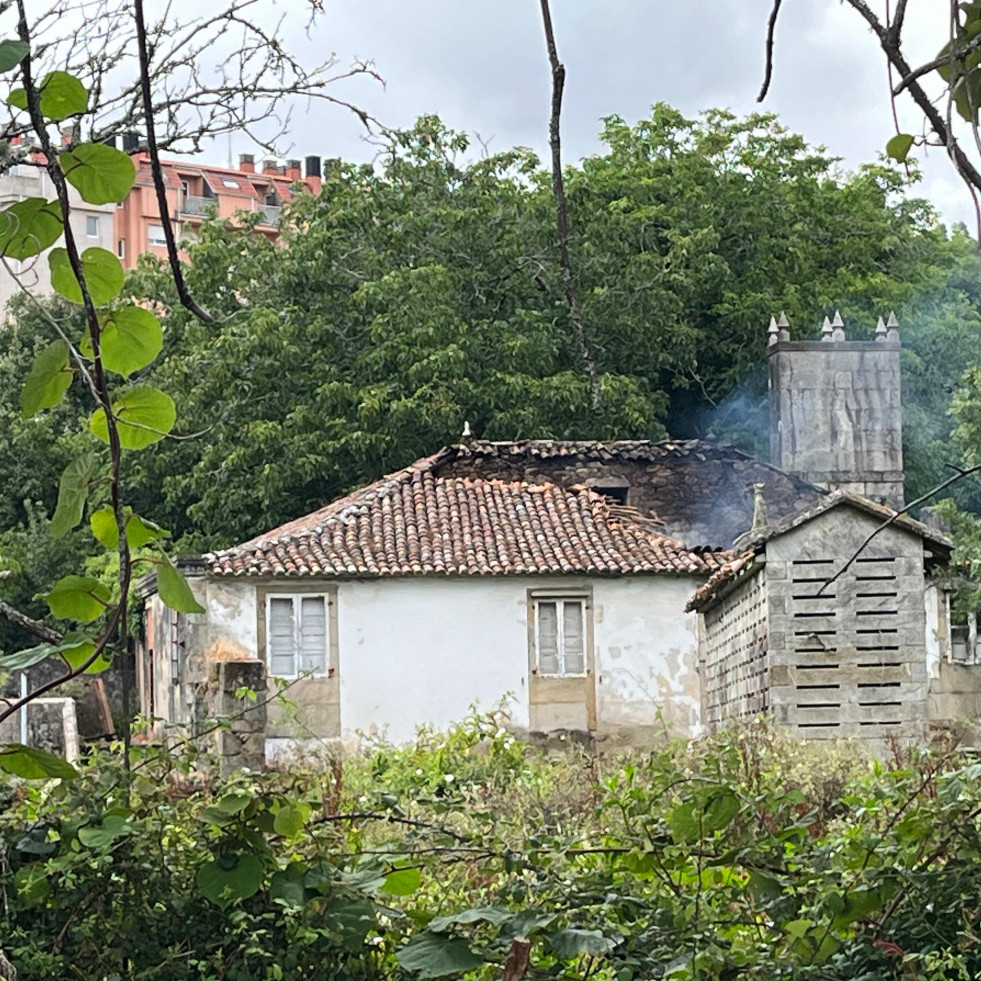 Un incendio en una casa abandonada en Boiro provoca la caída de gran parte del techo