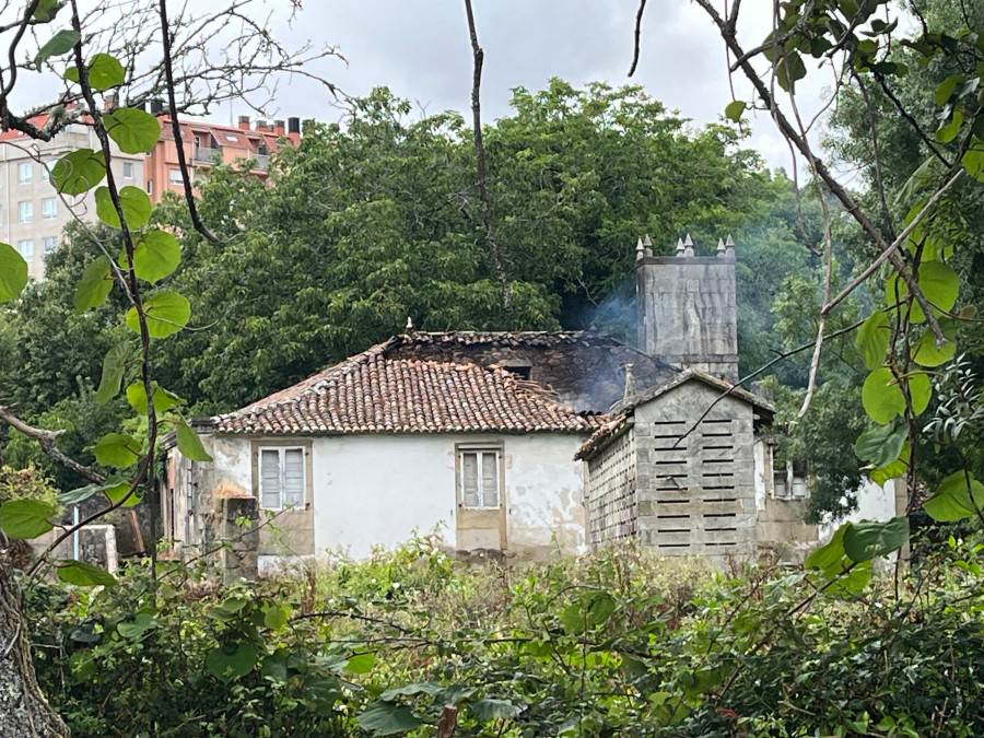 Un incendio en una casa abandonada en Boiro provoca la caída de gran parte del techo