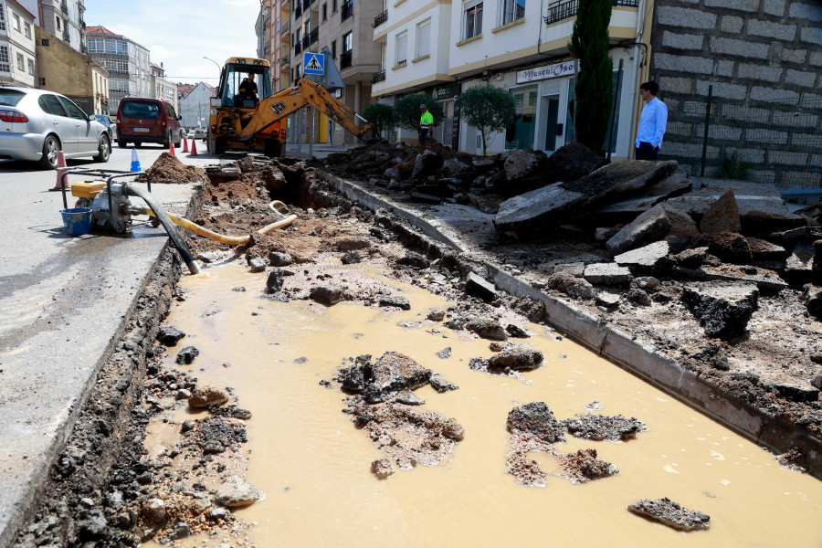 El Concello de Vilagarcía invierte 50.000 euros en arreglar un tramo de la red de agua en As Carolinas