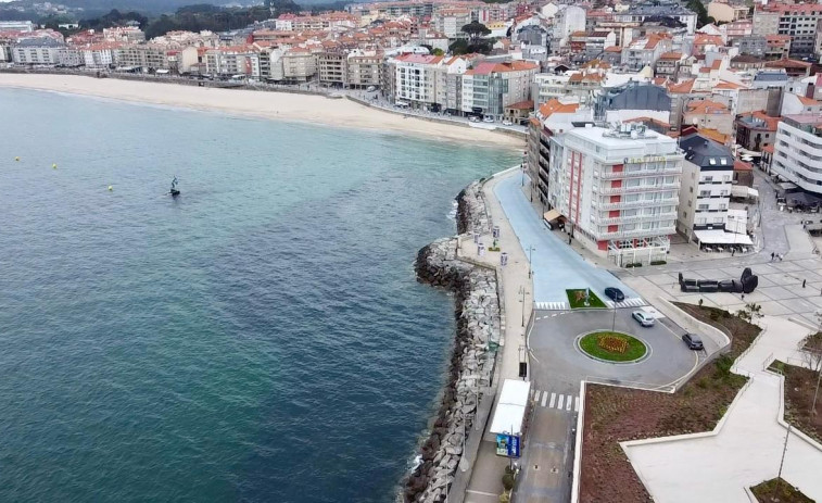 La población de Sanxenxo consigue ascender hasta cerca de los 18.200 empadronados