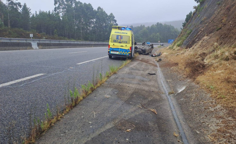 Un herido tras volcar con su coche en la AG-11 en dirección a Ribeira