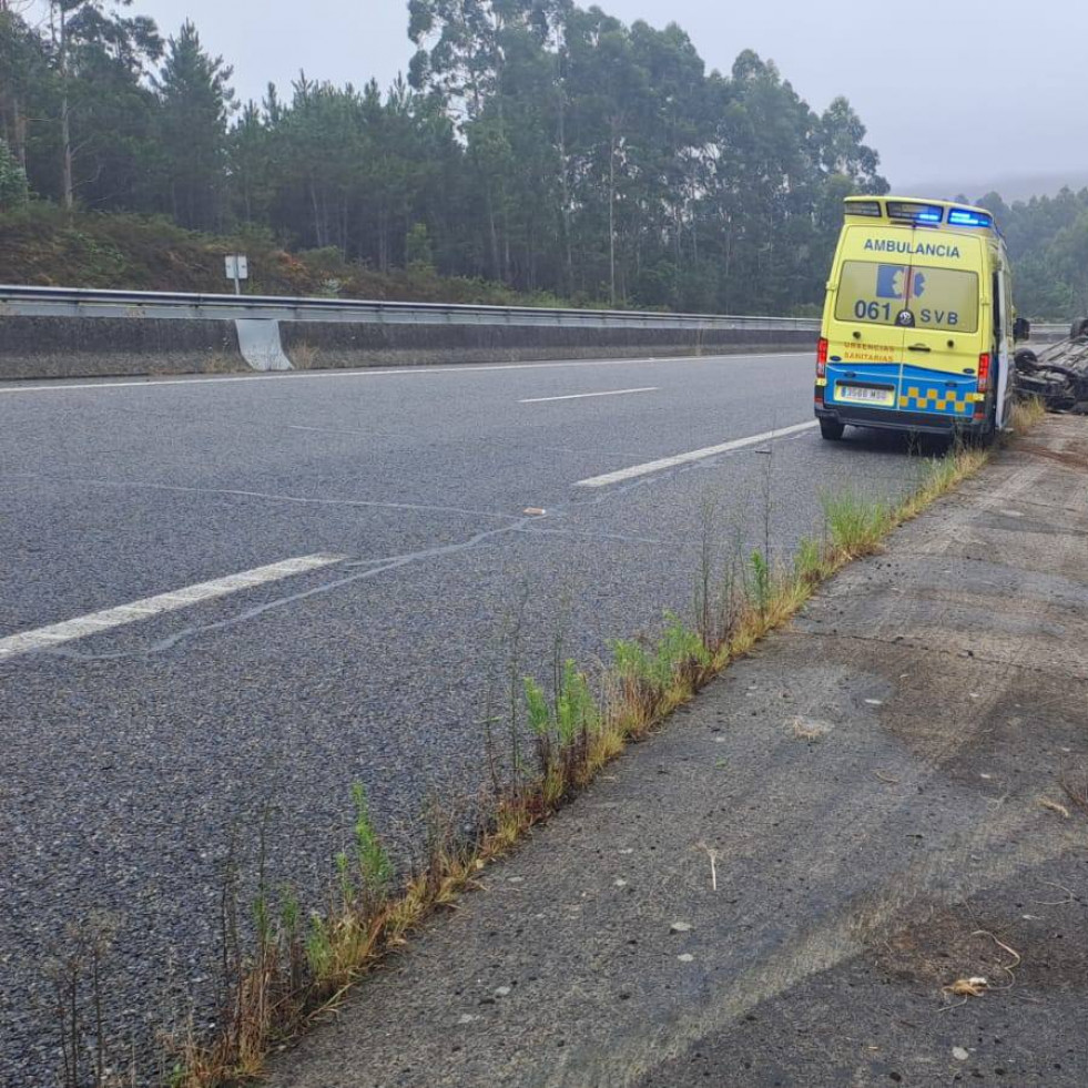 Un herido tras volcar con su coche en la AG-11 en dirección a Ribeira