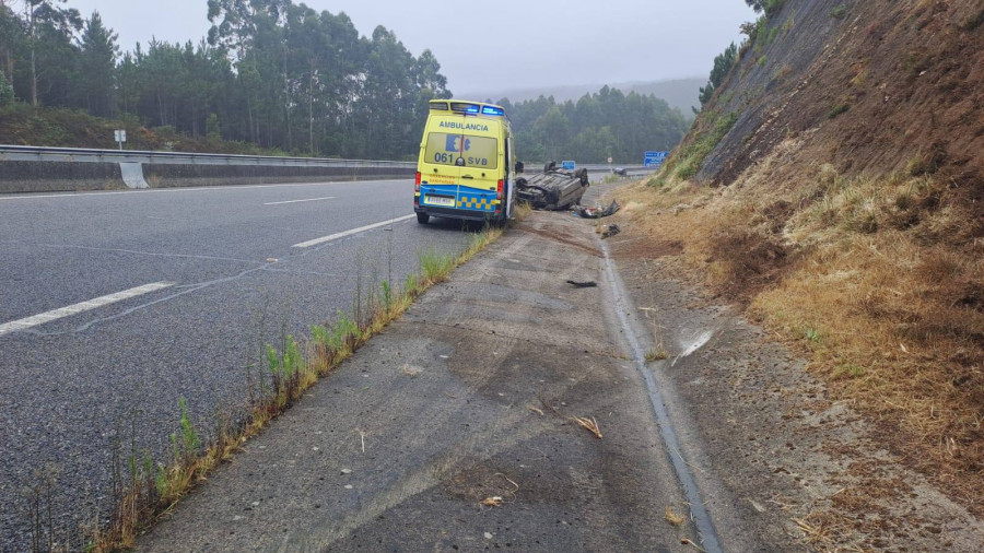 Un herido tras volcar con su coche en la AG-11 en dirección a Ribeira