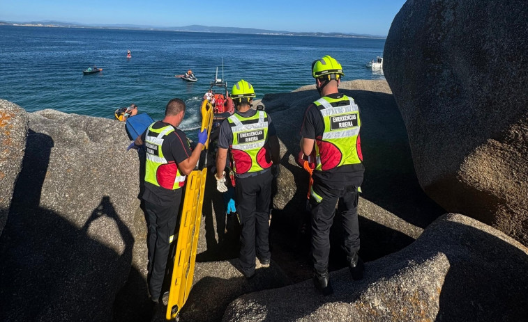 Rescatado un niño tras caer en unas rocas en la playa de Touro, en Ribeira