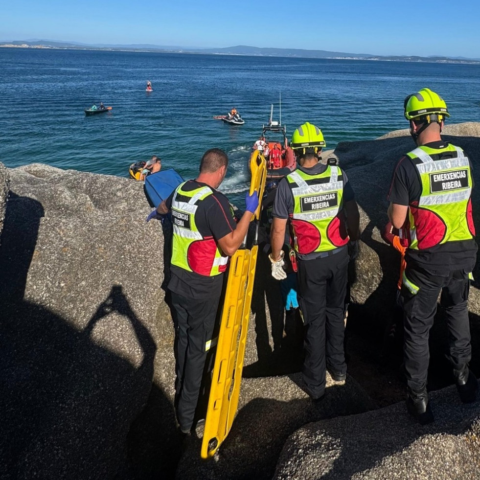 Rescatado un niño tras caer en unas rocas en la playa de Touro, en Ribeira