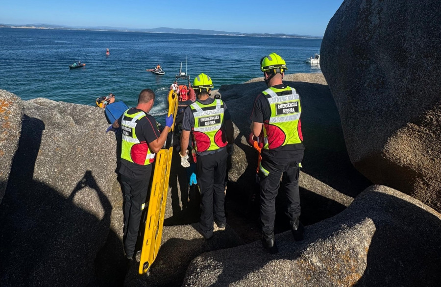 Rescatado un niño tras caer en unas rocas en la playa de Touro, en Ribeira