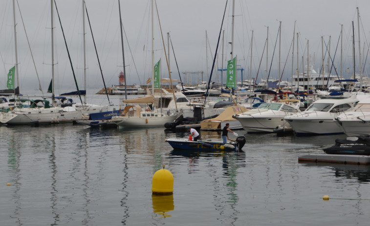Aparece una mancha de gasoil frente a la playa Panadeira en Sanxenxo