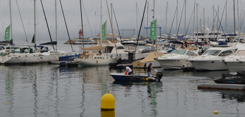 Aparece una mancha de gasoil frente a la playa Panadeira en Sanxenxo