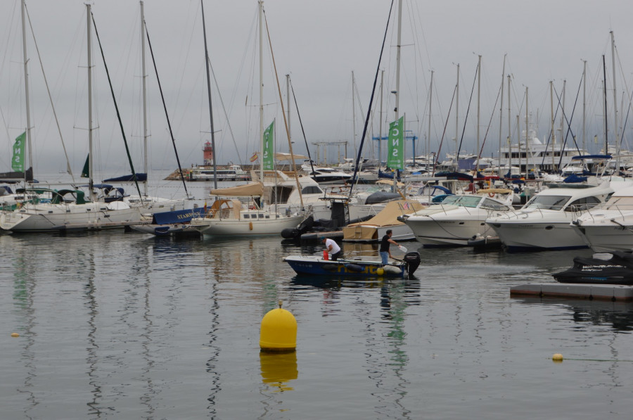 Aparece una mancha de gasoil frente a la playa Panadeira en Sanxenxo