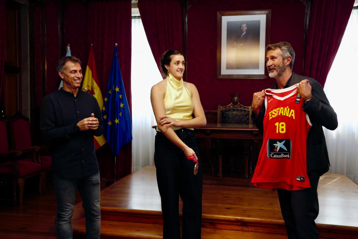 Noya regala camiseta Varela
