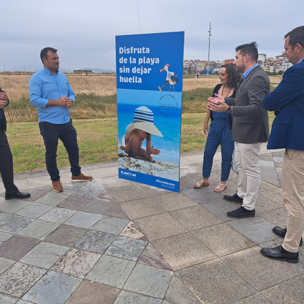 Afundación acerca a Portonovo la campaña de cuidado de los arenales ‘Goza da praia sen deixar pegada’