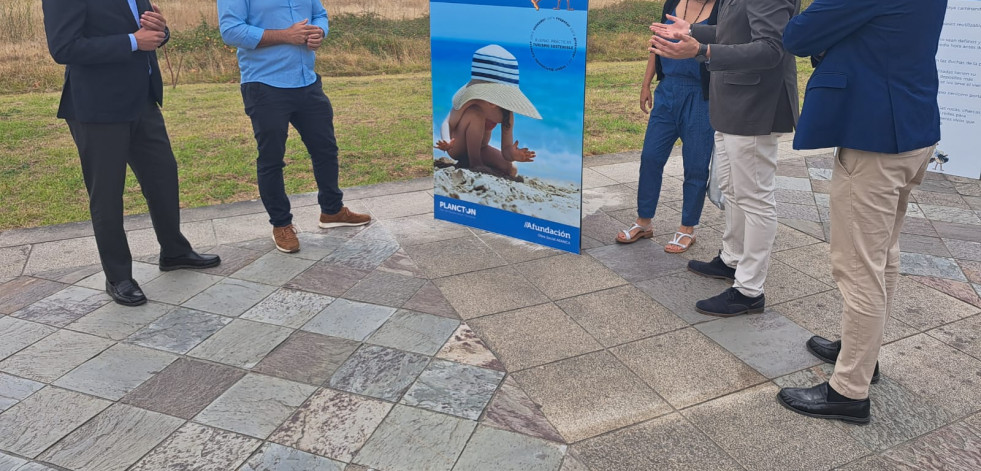 Afundación acerca a Portonovo la campaña de cuidado de los arenales ‘Goza da praia sen deixar pegada’