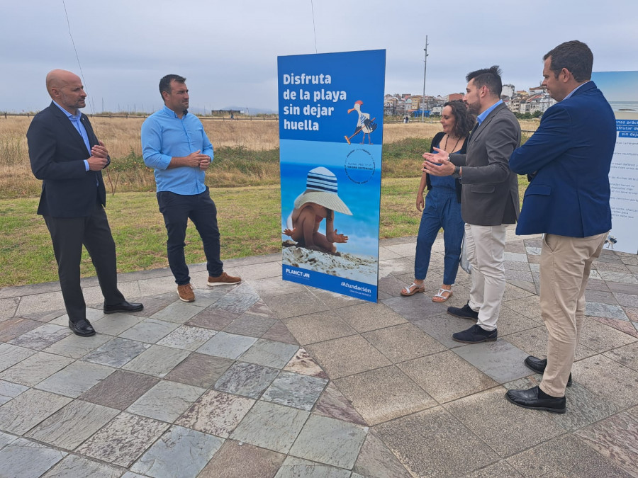 Afundación acerca a Portonovo la campaña de cuidado de los arenales ‘Goza da praia sen deixar pegada’