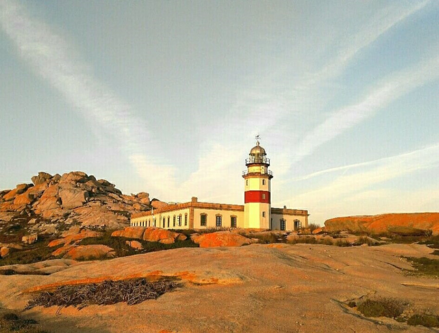 El farero de Sálvora narra 38 años de soledad y una luz en el mar