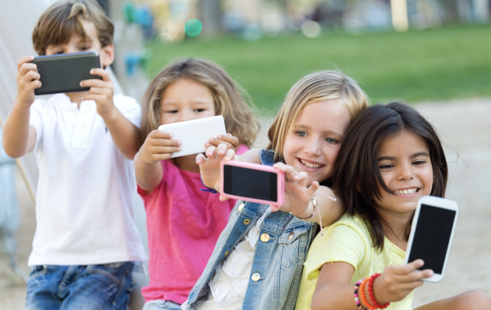 Utilizar un smartphone durante la infancia deteriora el bienestar psicológico en la juventud