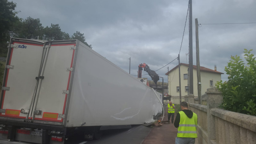Un camión de reparto queda atrapado bajo el puente de Catoira y choca contra un muro y un portal al dar marcha atrás