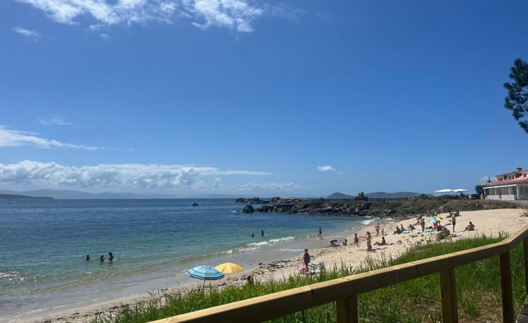 Rescatada una mujer de 82 años tras desmayarse en una zona de rocas en una playa de O Grove