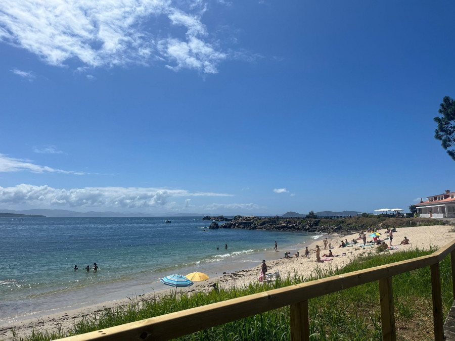 Rescatada una mujer de 82 años tras desmayarse en una zona de rocas en una playa de O Grove